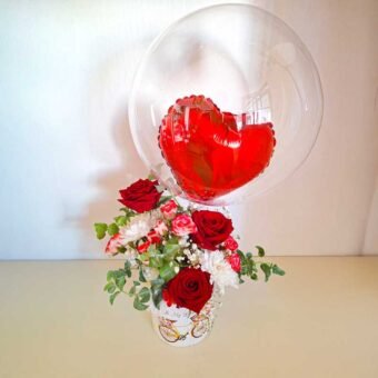 Arreglo floral en macetero con globo