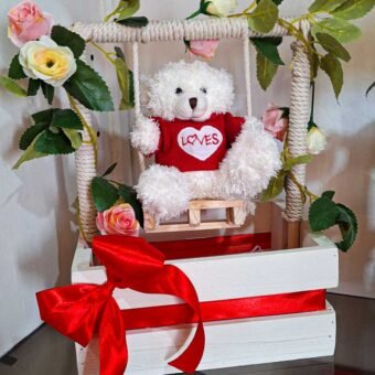 Caja con oso y columpio