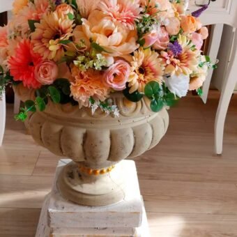 Macetero de hormigón con flores artificiales